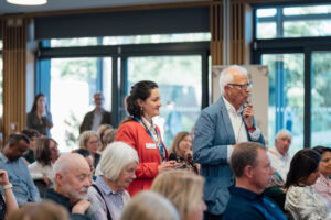 Member of the audience asking a question to Mishal
