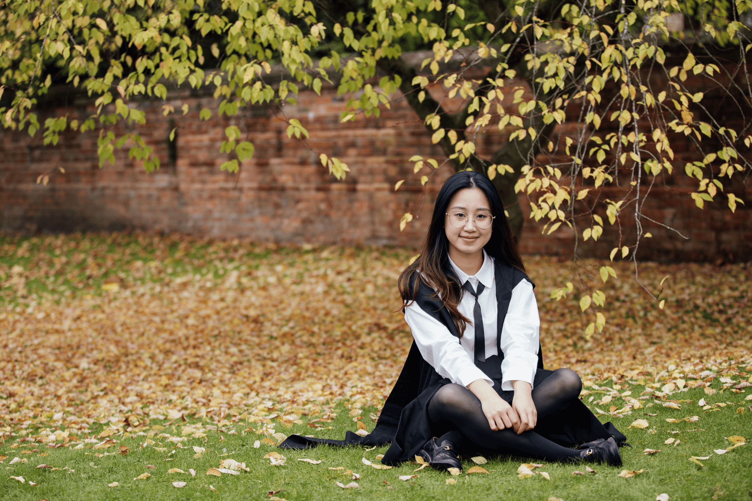 Kellogg student sat under tree
