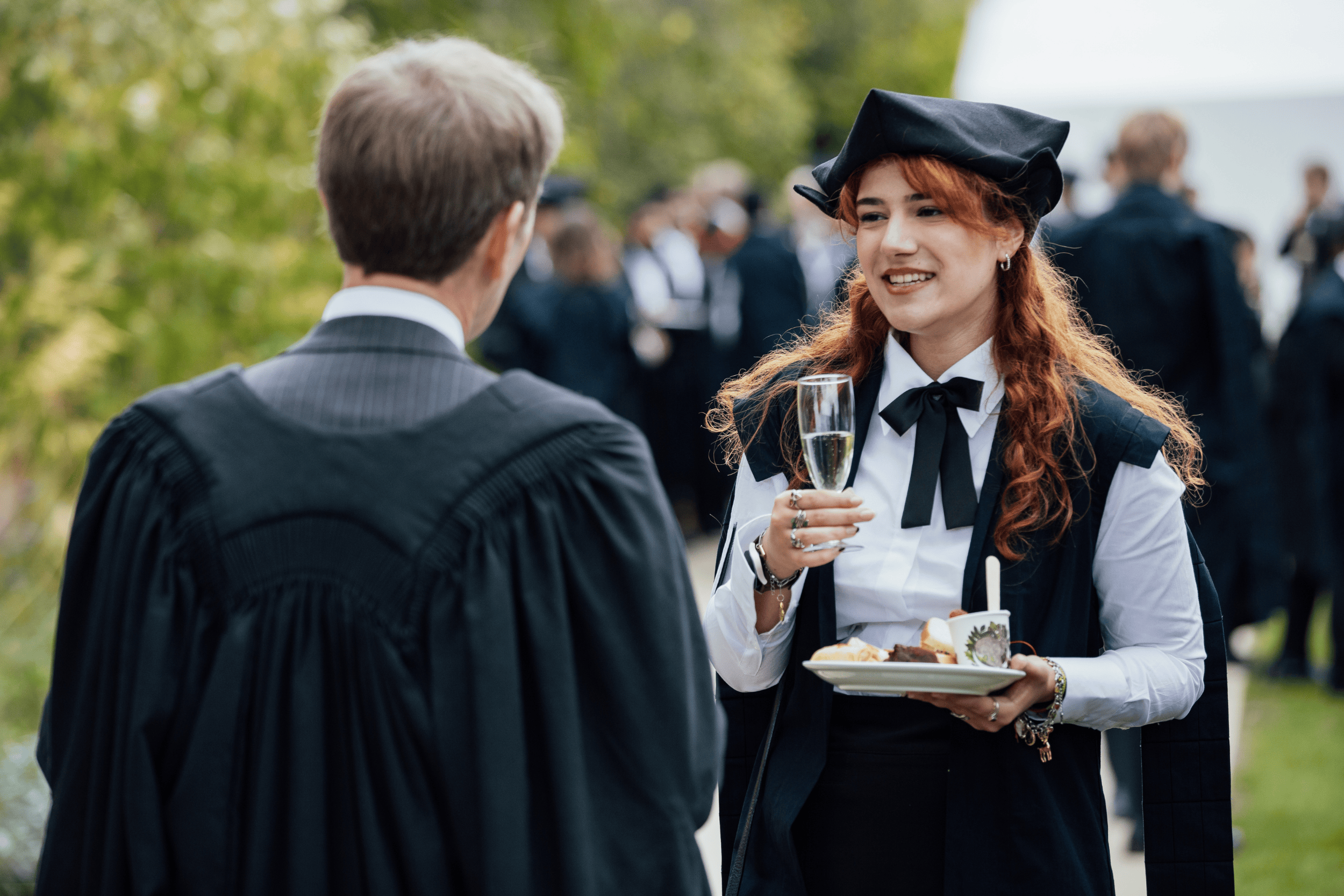 Kellogg student talking to College President Jonathan Michie